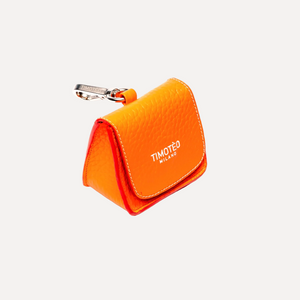 Porta sacchetti in pelle arancione con patta e moschettone cromato, logo TIMOTEO