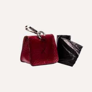 Porta sacchetti in pelle bordeaux con moschettone e sacchetto nero in vista