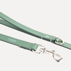 Doppio guinzaglio in pelle verde con moschettoni metallici e passanti regolabili