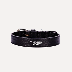 Collare in pelle nera con fibbia metallica e passanti, logo TIMOTEO Milano visibile