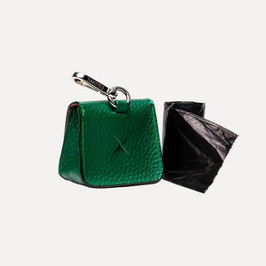 Porta sacchetti in pelle verde avocado con patta e sacchetto nero di scorta