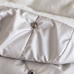 Collo imbottito con laccetto e bottone a scatto della giacca beige chiaro