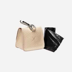 Porta sacchetti in pelle beige con tasca e moschettone, sacchetto nero in uscita