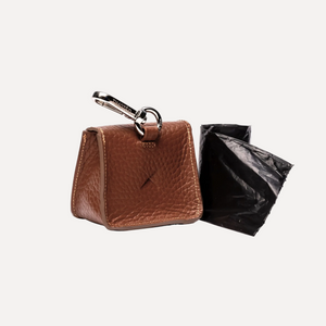 Porta sacchetti in pelle marrone Cinnamon con moschettone, inserito sacchetto nero