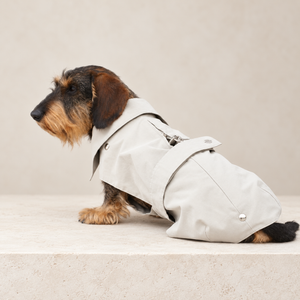 Giacca per cane beige chiaro con zip e cappuccio, profilo laterale