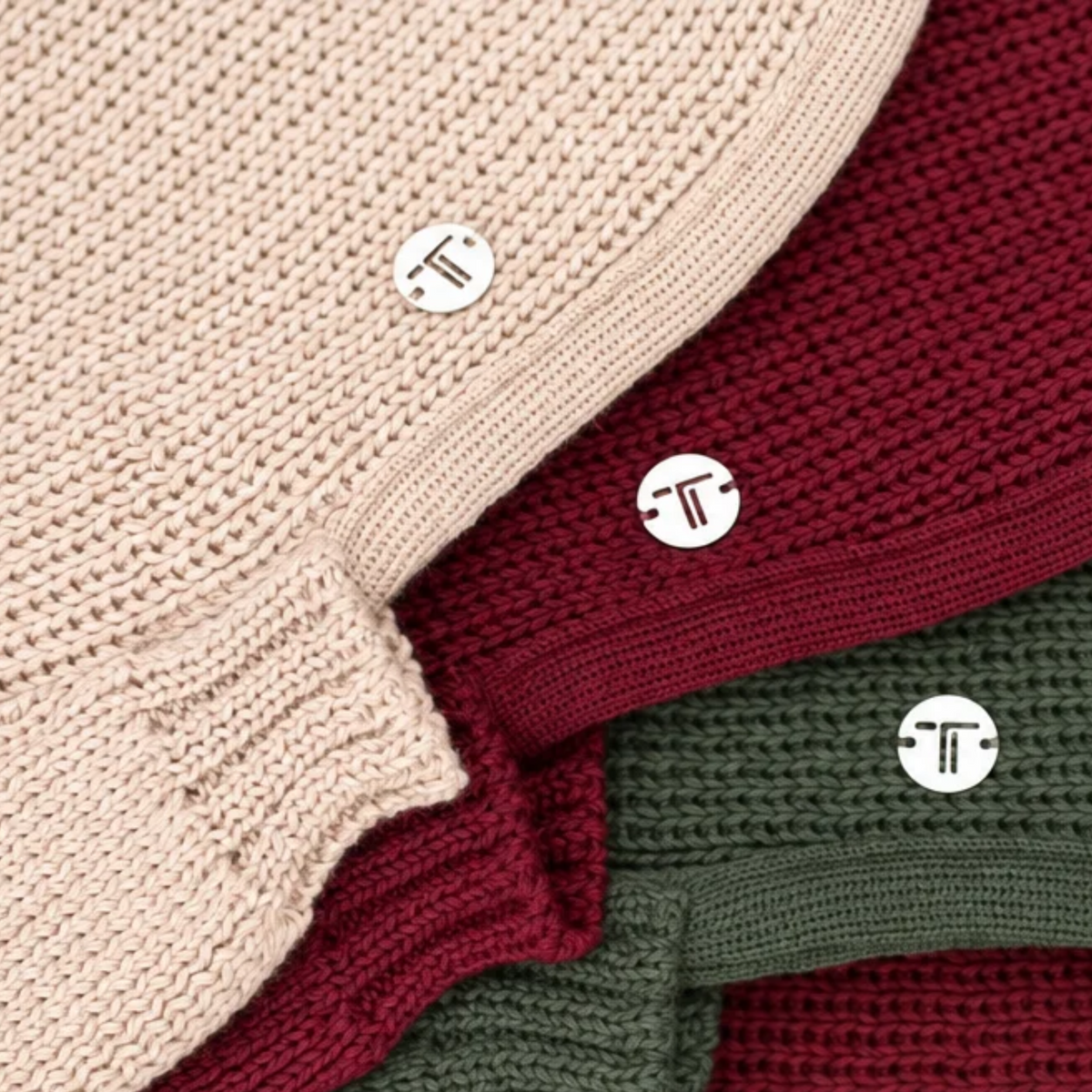 Maglie a coste con bottoni rotondi logo, beige, bordeaux e verde scuro.