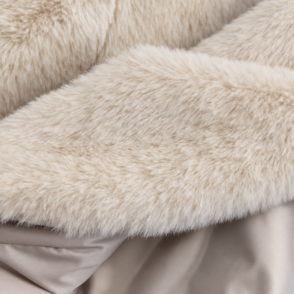 Interno imbottito e tessuto morbido beige chiaro della giacca