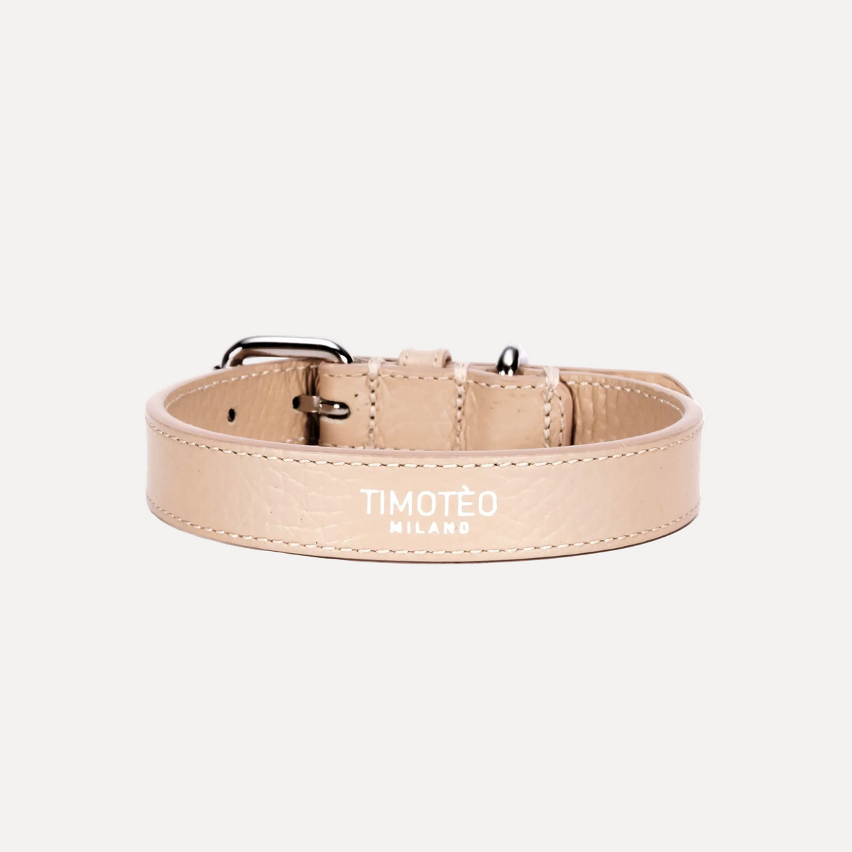Collare in pelle beige Sahara con fibbia metallica e scritta TIMOTEO MILANO.